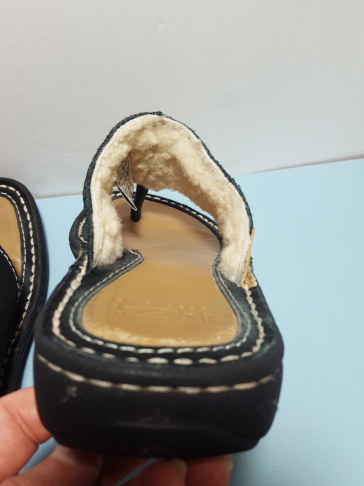 UGG S/N 1610 Brown Slip on Thong 