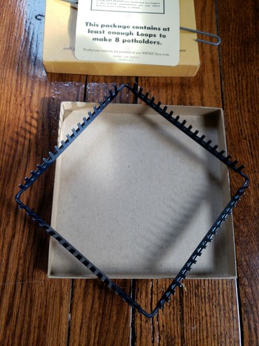 Vintage Colonial Yarn Products Co. Looper Loom in Original Box...Pot holder Loom