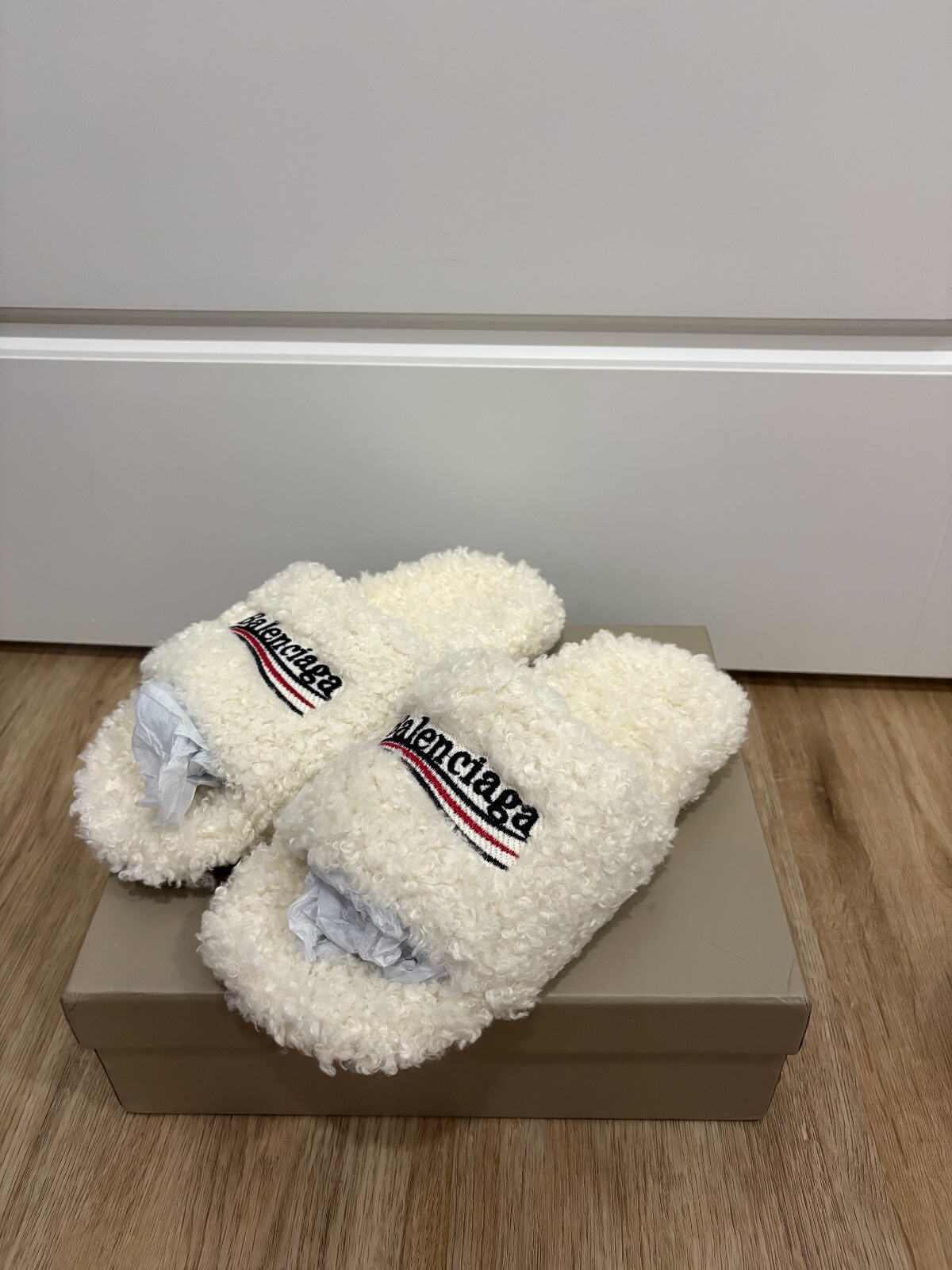 【BALENCIAGA】BIG Sale★FURRY SLIDE サンダル Men's Furry Slide Sandal in Black/white/red | Balenciaga US