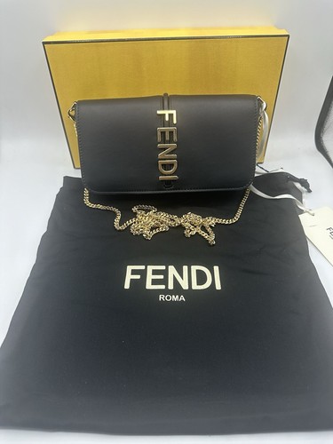 【FENDI】国内発送 WALLET ON CHAIN ショルダーバッグ 財布ショルダー バゲット レザー ピンク | Fendi