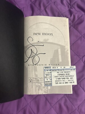 Twilight Saga New Moon by Stephenie Meyer (Hardcover)  signed