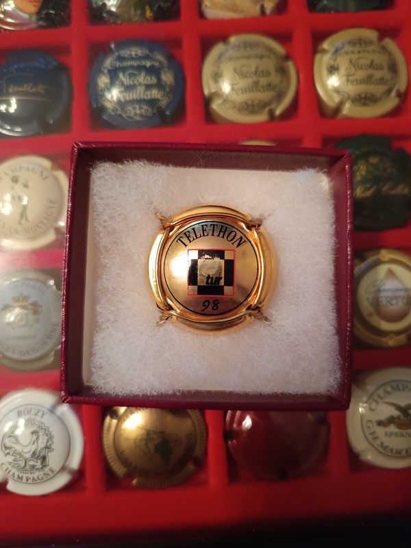 TrÃ¨S Rare Capsules De Champagne Tur TÃ©LÃ©Thon Or Avec Sa BoÃ®Te