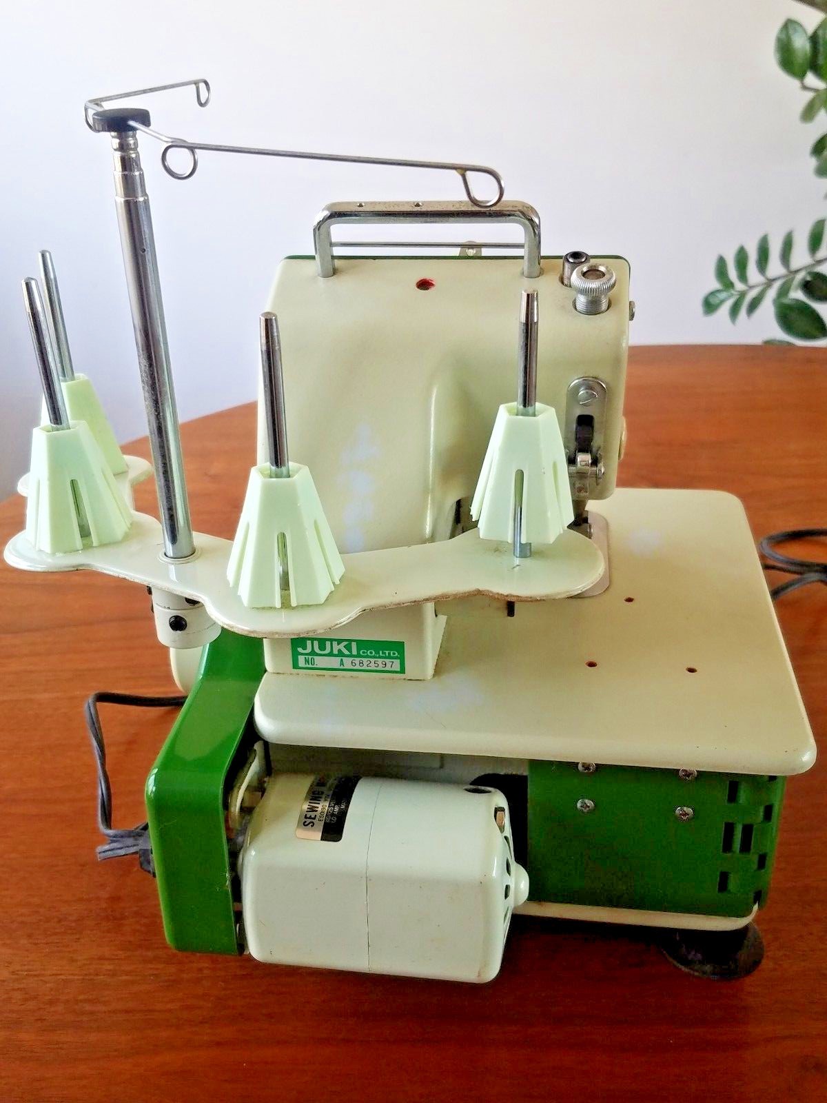 Baby Lock EA-605 4-Thread Serger JAPAN Sewing Machine Foot Pedal Juki w/ MANUAL