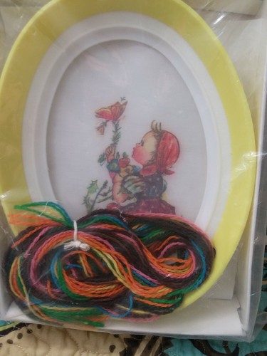 LITTLE SWEETHEARTS BUTTERFLY # 2563 CREWEL STITCHERY KIT OVAL FRAME VINTAGE New