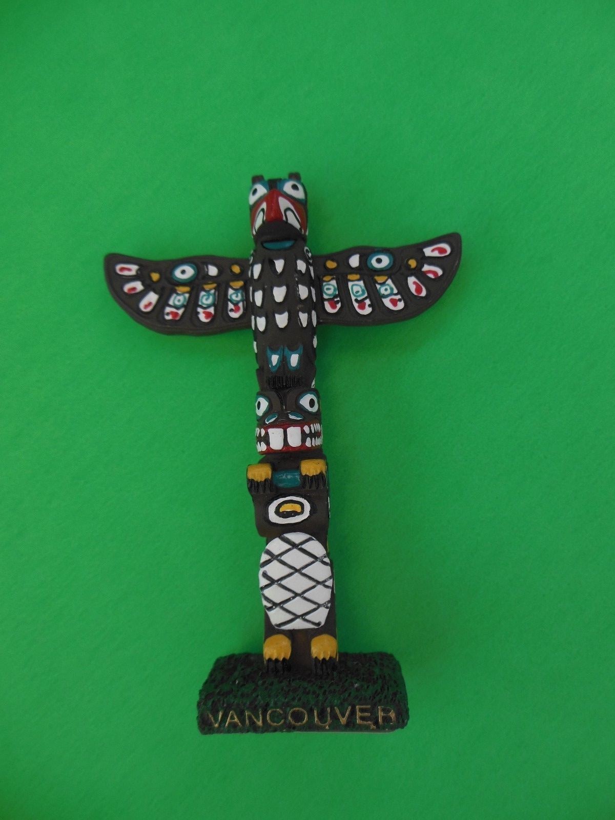 VANCOUVER TOTEM POLE HAND PAINTED FRIDGE DOUBLE BACK MAGNET. MADE IN VIETNAM