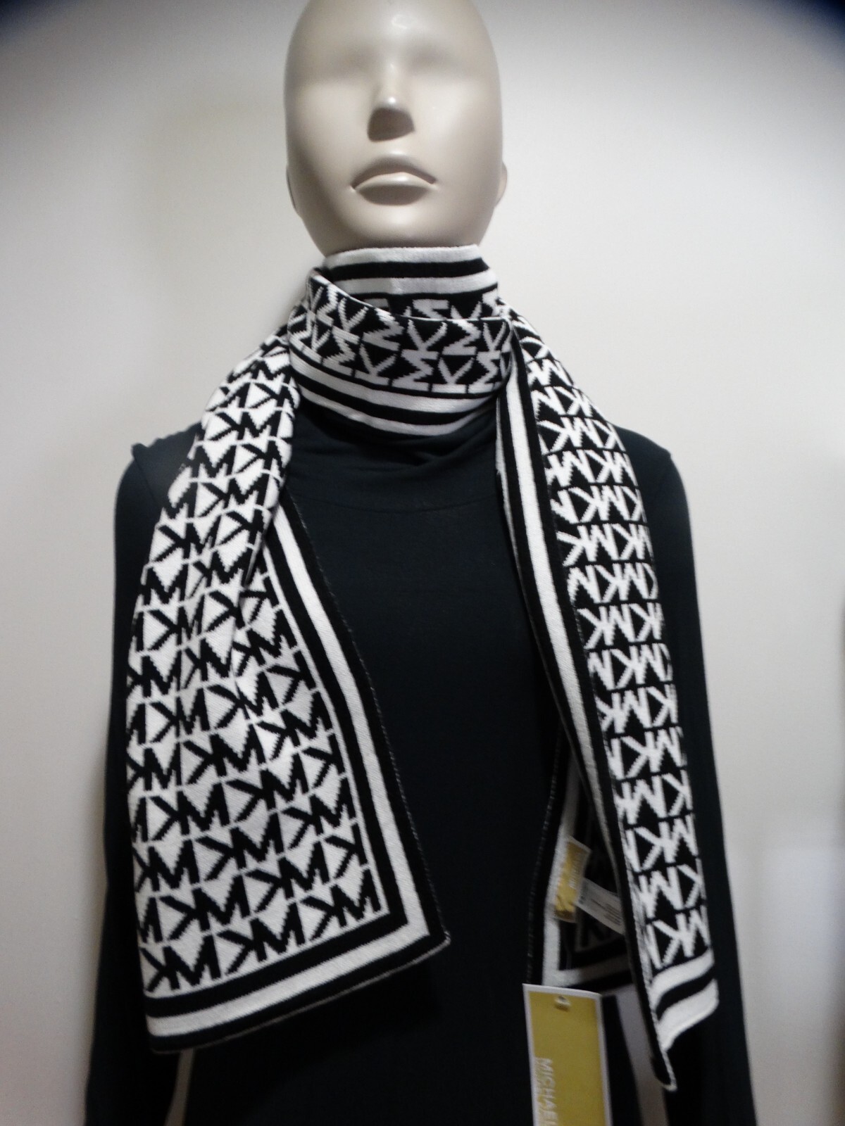 スカーフ A FERRETTI Woman Neck scarf Black 33011614 0555 Alberta Ferretti Scarves and mufflers for Women | Online