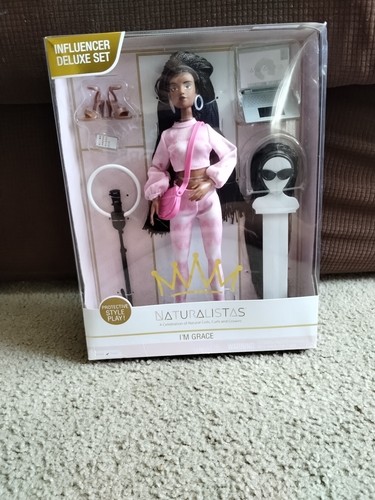 Naruralistas Grace fashion influencer doll deluxe set. NIB