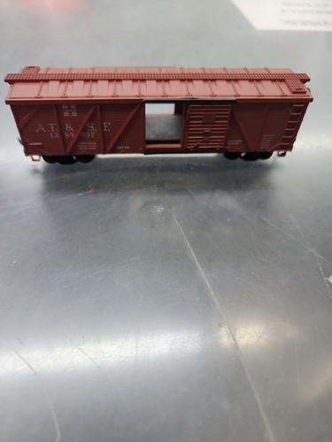 WALTHERS PROTO HO SINGLE-SHEATHED BOXCAR W/FLAT ROOF SANTA