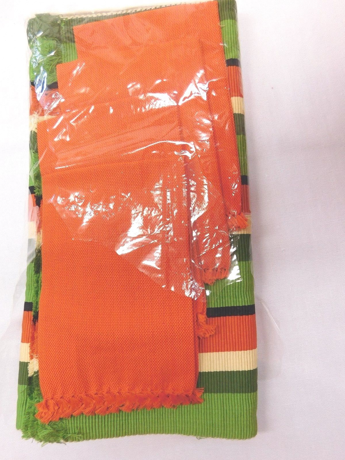 VINTAGE WOVEN PLACEMATS NWOT ~MATCHING NAPKINS~ LOT OF FOUR (4)