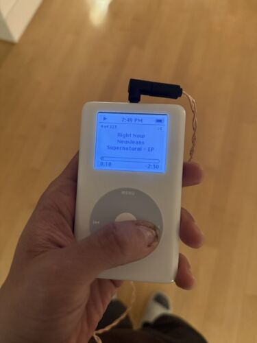Apple iPod Classic 4th Generation White (20 GB) W New Apple iPod Classic 4th Generation White (20 GB) W New