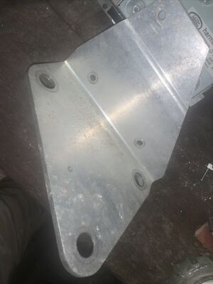 LAND ROVER DISCOVERY 3/4 AND RANGE ROVER SPORT AIR SUSPENSION COMPRESSOR BRACKET