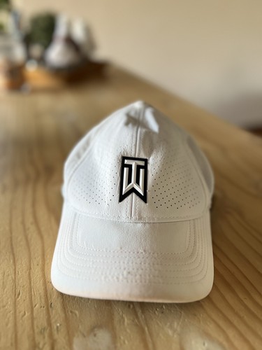【NIKE】Tiger woodsホワイトキャップ スポーツ　ゴルフ Nike Tiger Woods Golf White Hat Size S/M (See Pics For