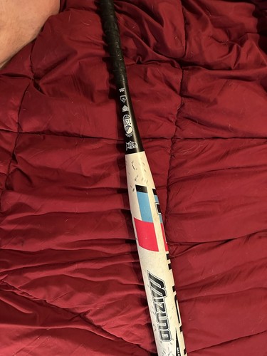 Used Mizuno Finch Model 34038. 33” 20oz 2 .25 Dia. 13 Fast Pitch Softball Bat