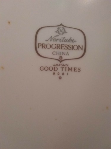 NORITAKE - Good Times - 9081 - DINNER PLATE - 1126. Set of 7 plates.