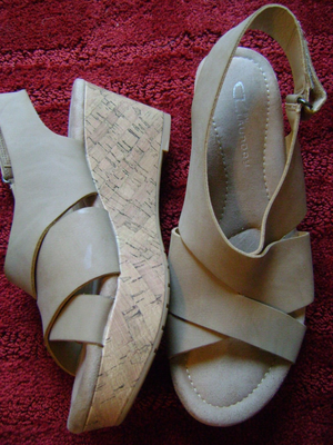 WOMENS CREAM COLORED CL BY LAUNDRY PLATFORM SANDALS SIZE 9 EUC