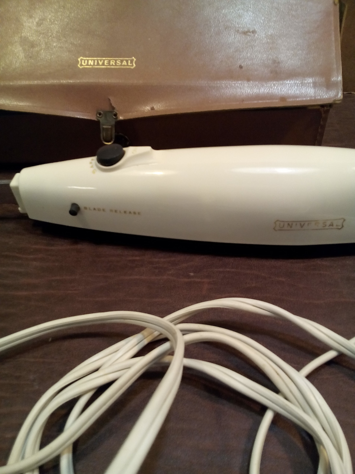 VINTAGE UNIVERSAL ELECTRIC CARVING KNIFE, MODEL#1502 WITH CASE