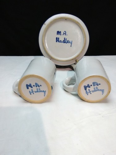 M A HADLEY VINTAGE STONEWARE LAMB AND CHICKEN COFFEE MUGS, PLATE, SIGNED