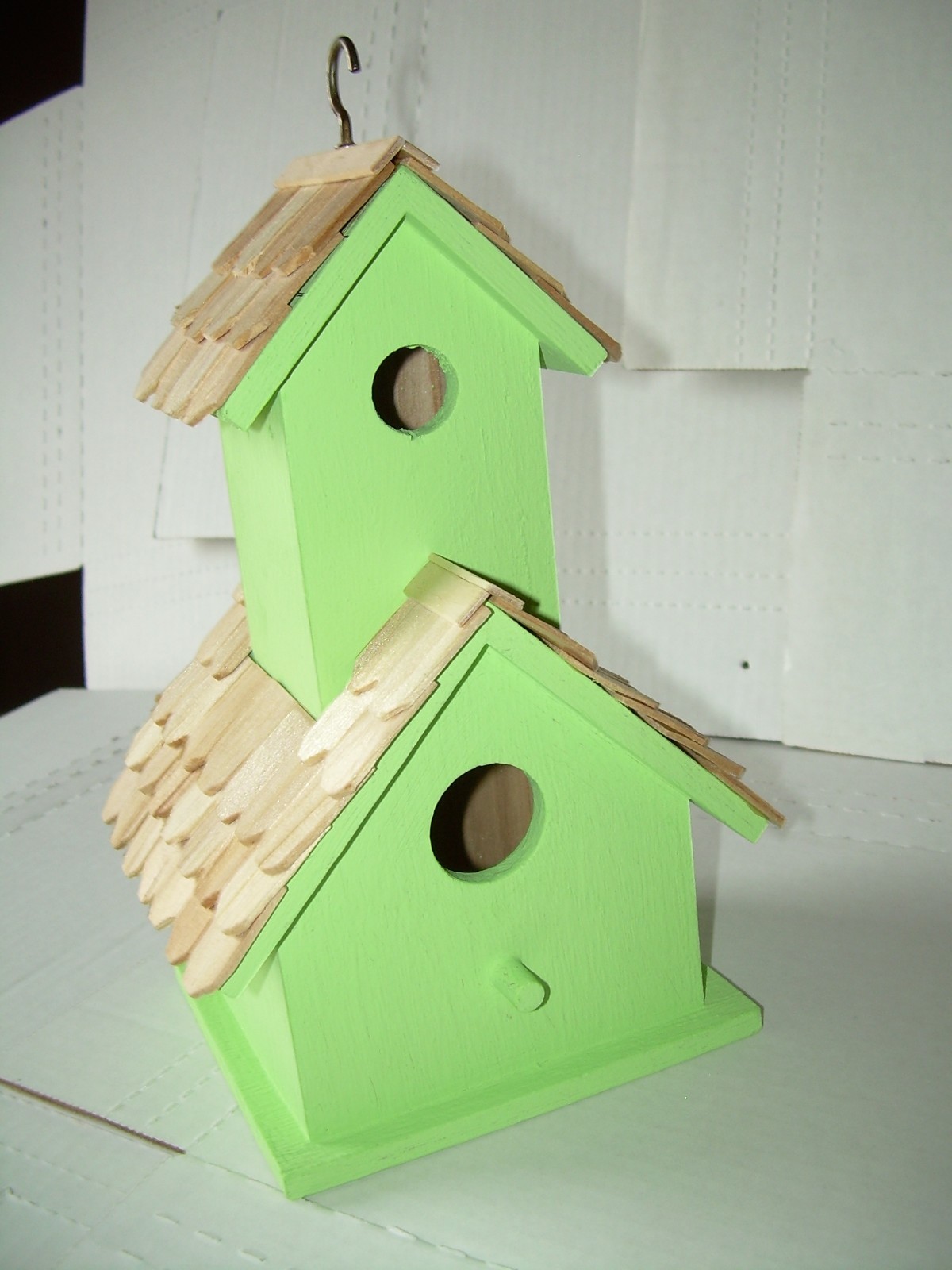 GREEN BIRDHOUSE 2 STORY, CEDAR SHINGLES, yard & garden outdoor PATIO new