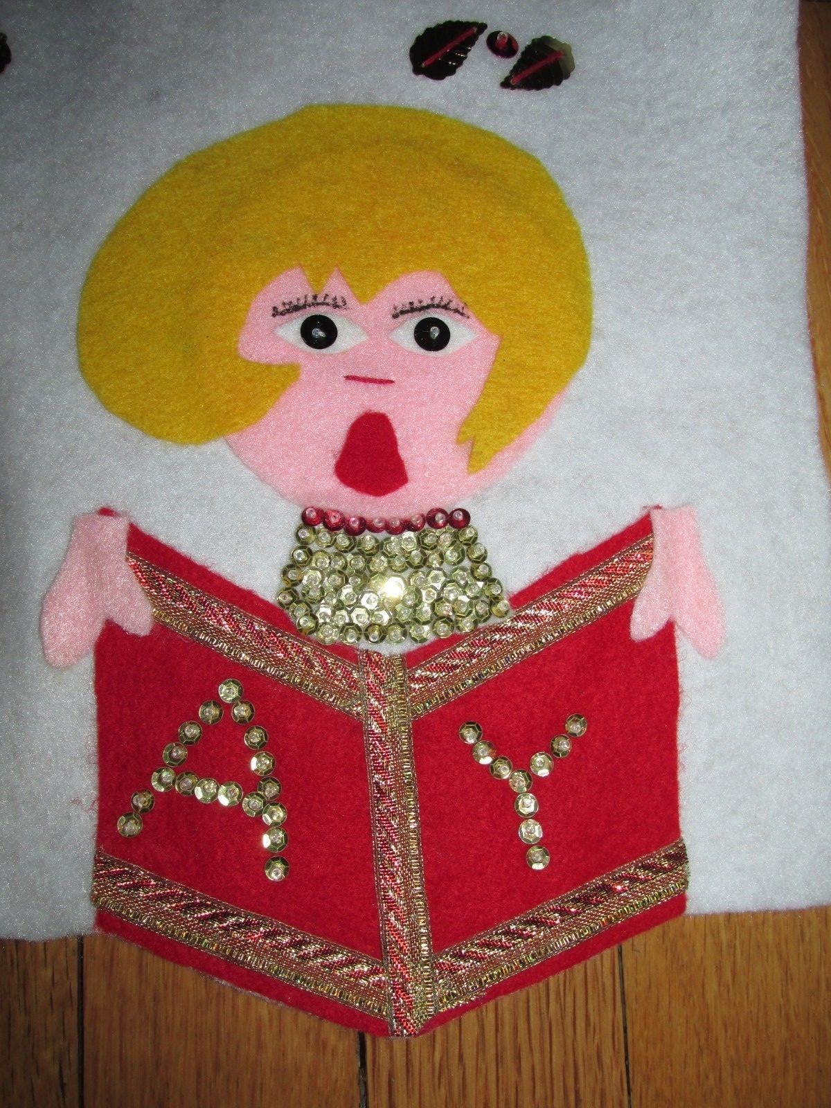 Vintage Sequin Singing Heads Happy Holiday Applique Felt Table Christmas Runner