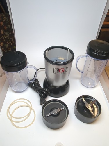 Magic Bullet MB1001 Blender Low Use 2 Containers 2 Choppers 3 Seals & 2 Lids EUC