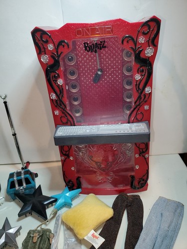Large Lot of 7 Vintage Collectable Rare Bratz Fashion Dolls & Accessories