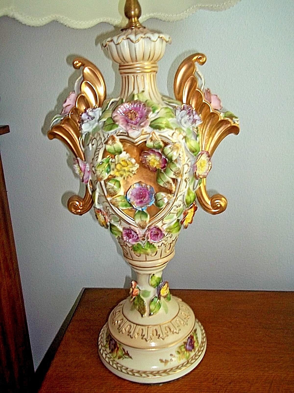 Beautiful Antique Floral Gold Guild Victorian Look 25 In High Lamp