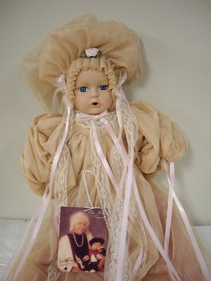 洋書 Victorian Doll Secrets Creepy Vintage Doll Revolving Musical Doll Music Box