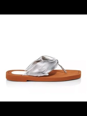 Женские босоножки-вьетнамки STUART WEITZMAN с серебристым носком Cassie, кожаные слипоны, 5.5 B