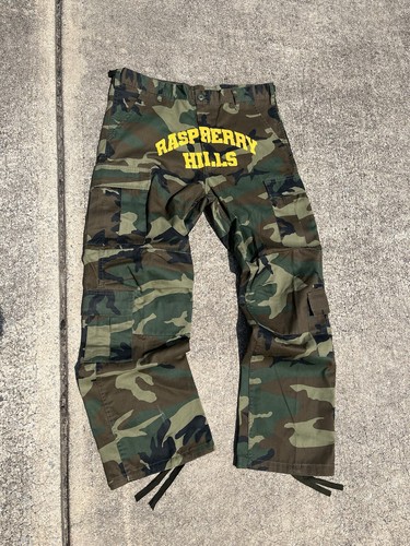 Pre-owned The Gv Gallery Raspberry Hills Camo Cargo Pants Size Large In Multicolor