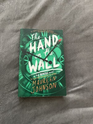 The Hand on the Wall (A Truly Devious Novel) by Maureen Johnson - Paperback, 201