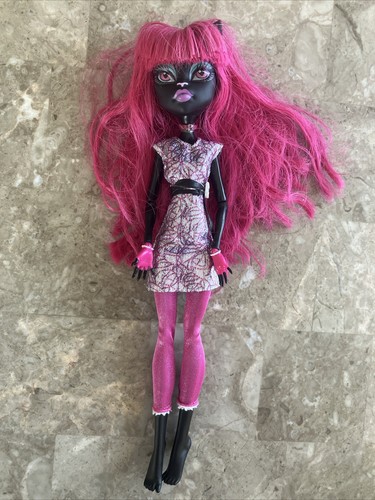 Monster High Catty Noir Scaremester Doll Mattel Incomplete 2