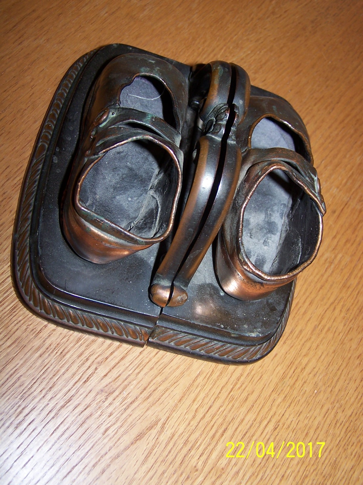 ANTIQUE BRONZED BABY SHOE BOOKEND PAIR ORNATE STAND VTG.