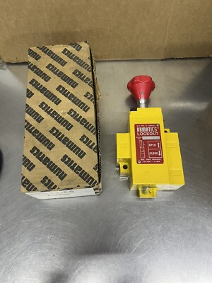 New Numatics VL30N03AY Pnuematic Lockout 3/8 NPT Ports 150 PSI Made In Canada 