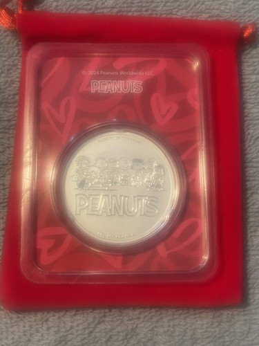 Peanuts® Valentine's Snoopy with Hearts 1 oz Colorized