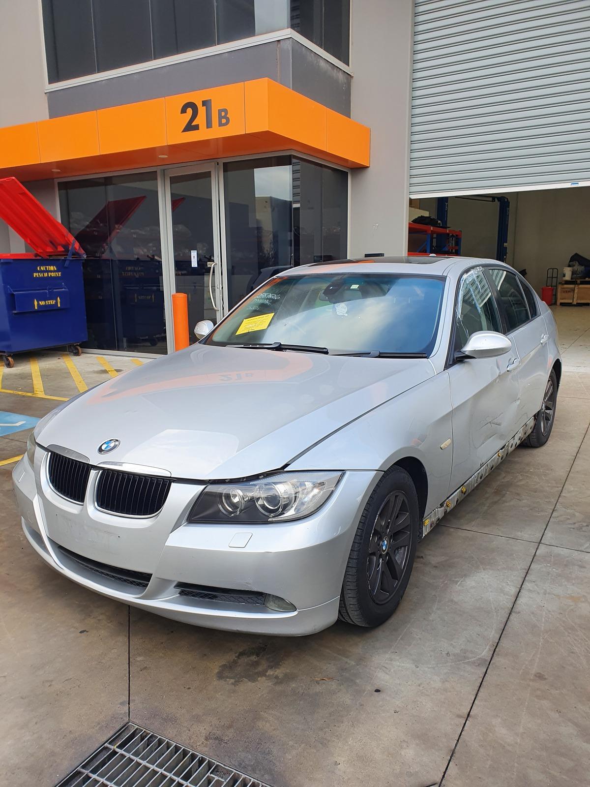 2007 Bmw 3 Series RADIATOR GRILLE (RH SIDE) E90/E91 SEDAN/WAGON BLACK/CHROM image 4