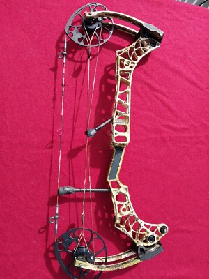 Mathews V3 27 RH Bow  Only Used To Sight In New ABB String/Cable