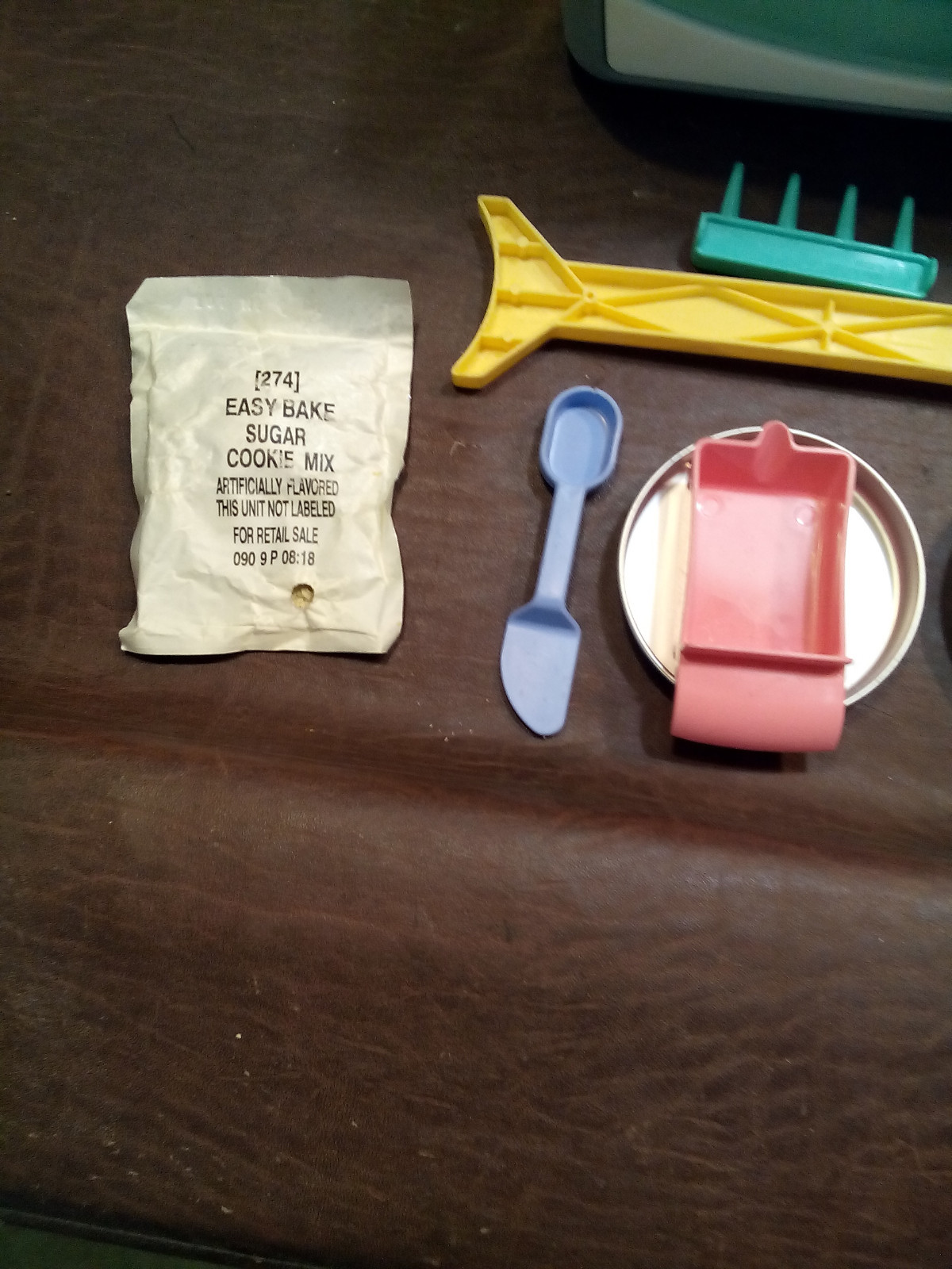 VINTAGE EASY BAKE OVEN AND SNACK CENTER MODEL# 35230