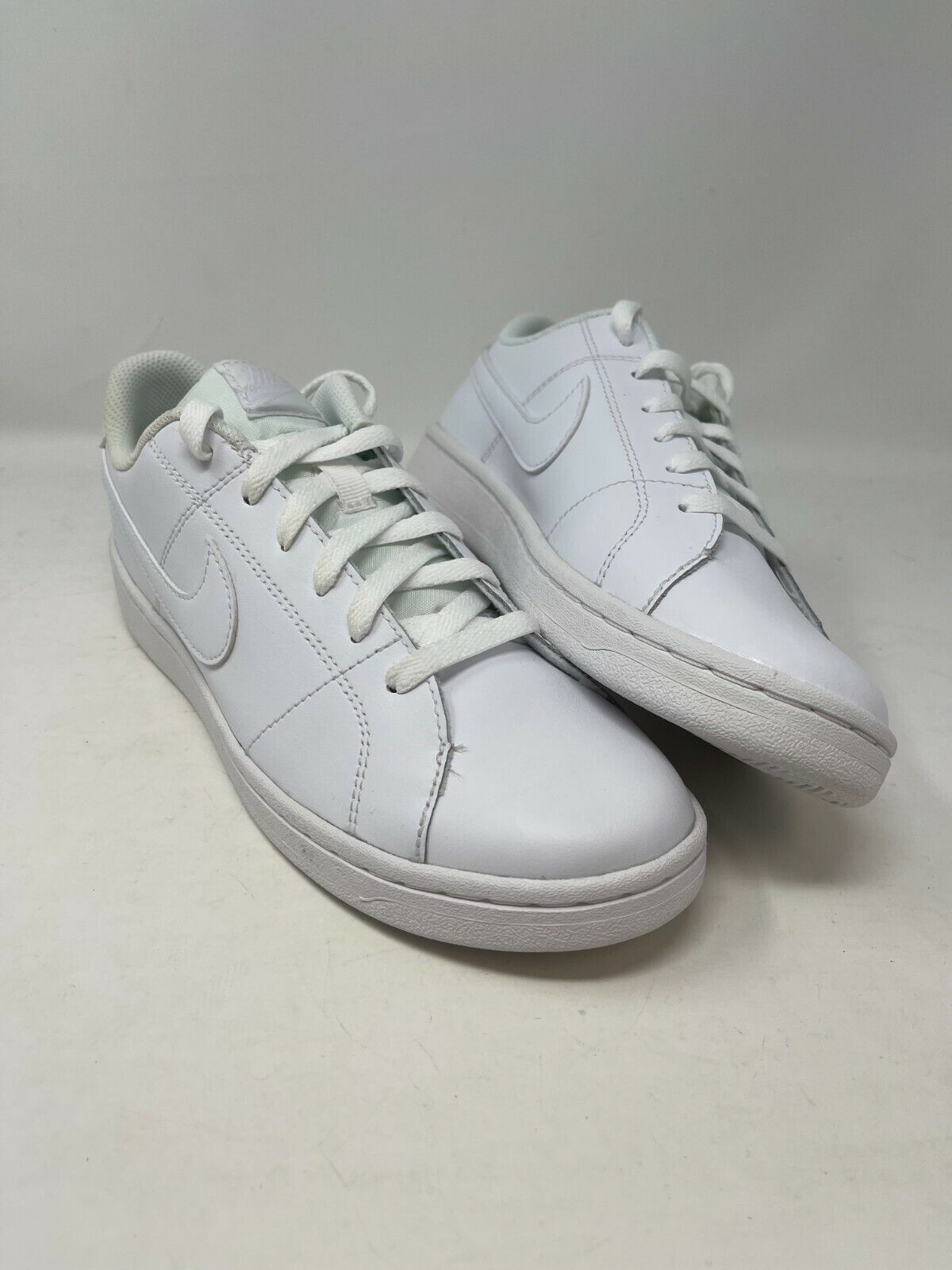 NEW Men's White Nike Court Royale 2 Style #CQ9246-101 Shoes NEW Men's White Nike Court Royale 2 Style #CQ9246-101 Shoes