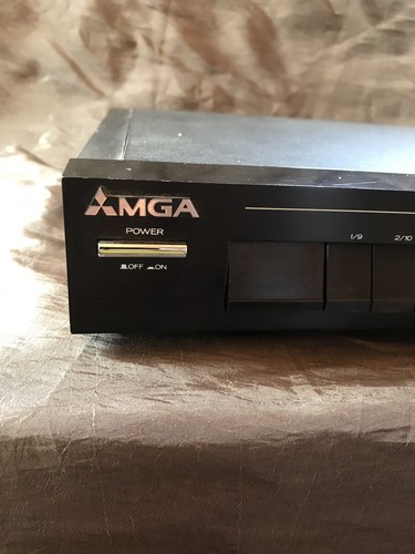 MGA Mitsubishi M-F2200 QUARTZ SYNTHESIZER Tuner Radio AM/FM Stereo R/L RCA