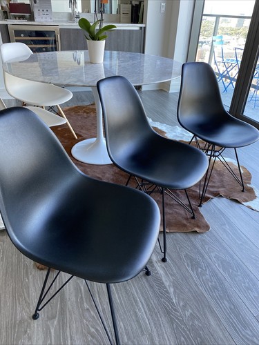 Authentic Eames/Herman miller molded plastic side chair