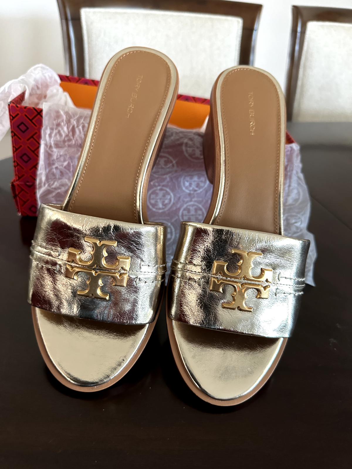 TORY BURCH 数限定 Everly Block Hee! SS24 NEW CREAM / GOLD NIB TORY BURCH Everly Block Heel Sandal Crinkle Metallic in