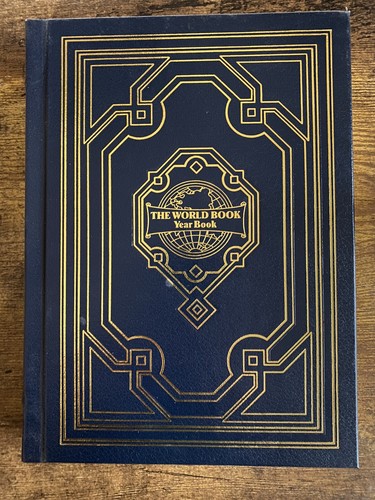 [i：z]BOOKS 1990 Vintage 1990 The World Book Year Book Encyclopedia Hardcover