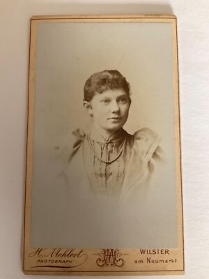 M63- CDV Damenporträt , Kette, Brosche   Wilster um 1900