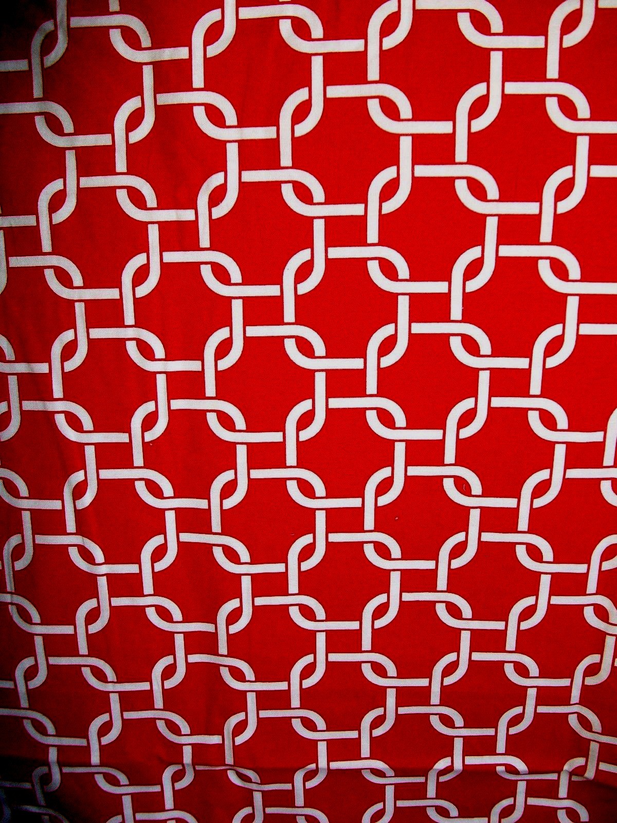 WHITE INTERLOCK CHAIN DESIGN ON RED COTTON QUILT FABRIC - 49