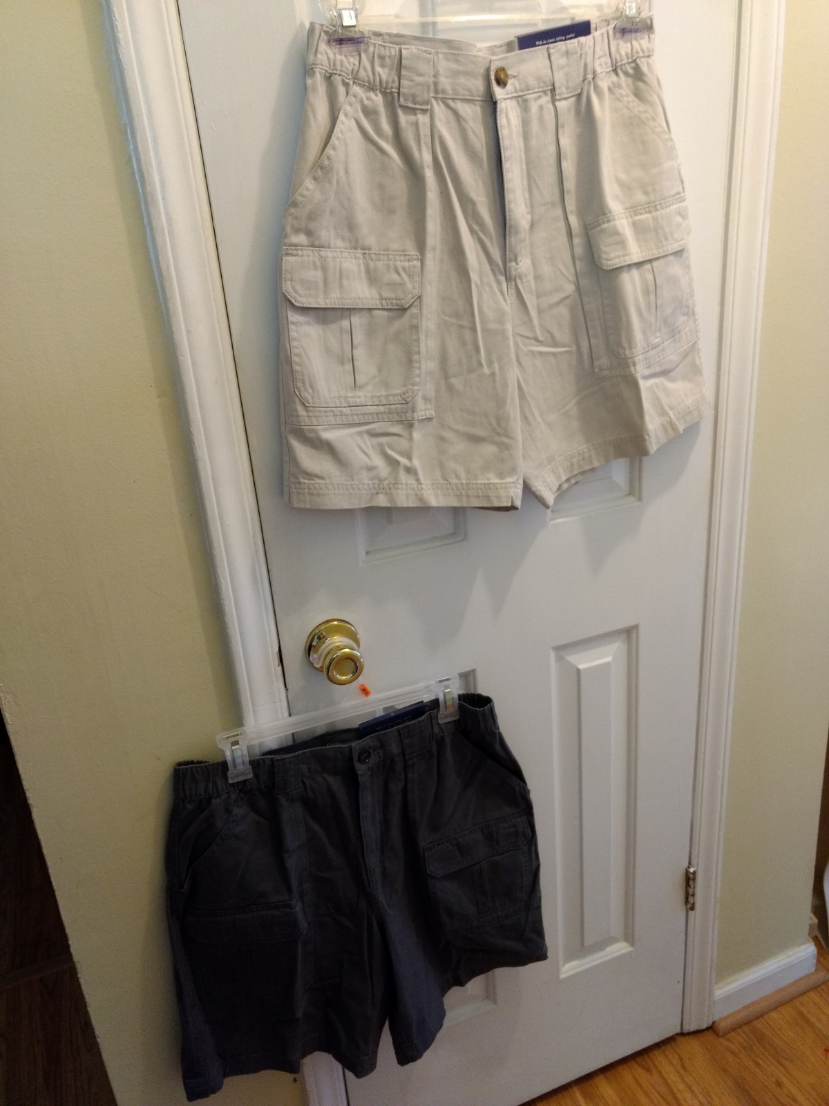 NWT Croft & Barrow Mens Cargo Shorts Set of 2, Grey & Tan Size 32 Side Elastic