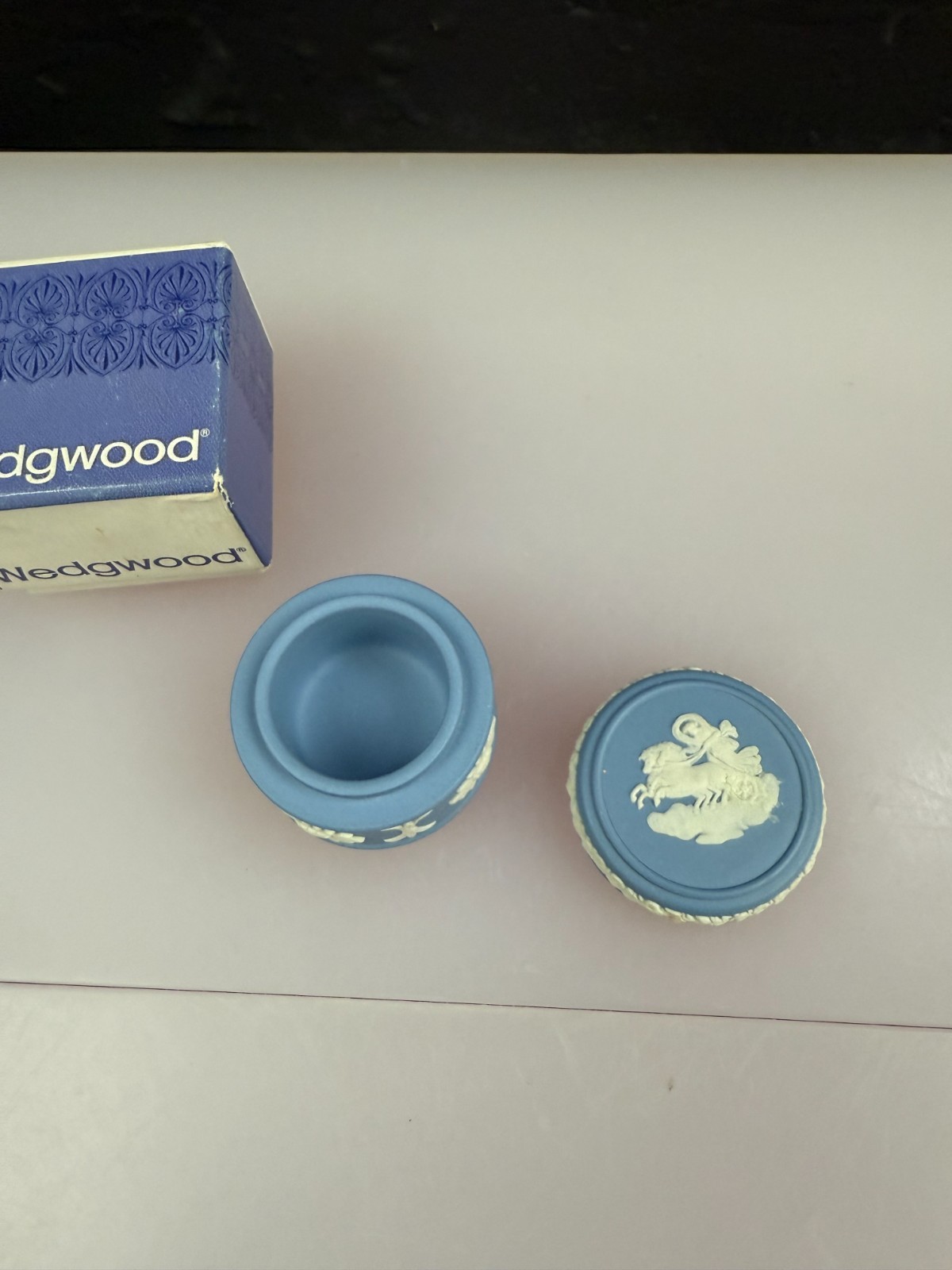 Wedgwood Jasper Ware Blue and White Candy box Round Min Pill Box Boxed 1974