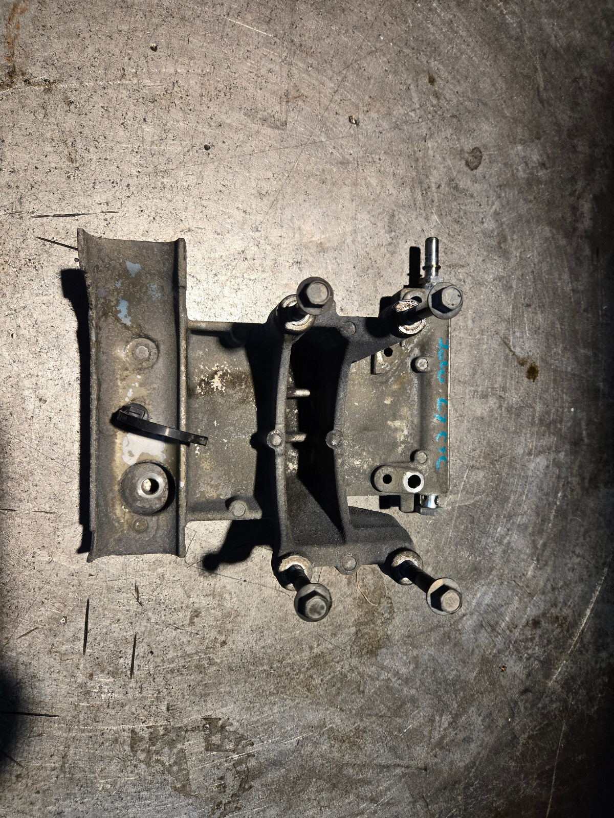 68444255AA 5523649 FUEL FILTER HOUSING BRACKET - Picture 1 of 8
