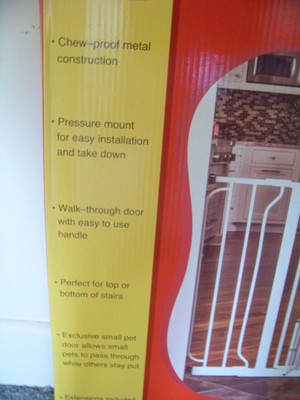 CARLSON PET PRODUCTS EXTRA WIDE GATE WITH SMALL PET DOOR NEW NIB #0934 AUTO LOCK