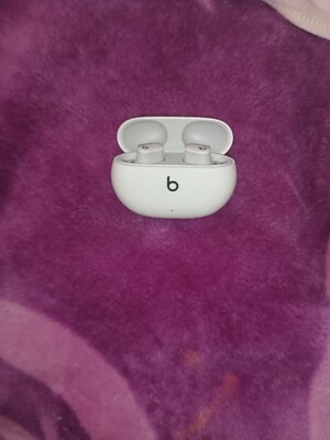 Beats by Dr. Dre Studio Buds - White