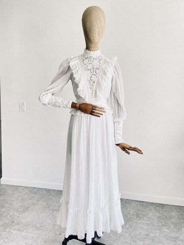 ワンピース Gunne Sax White lace dress 1970's Gunne Sax White Lace Dress Size M/L – Antique Sugar
